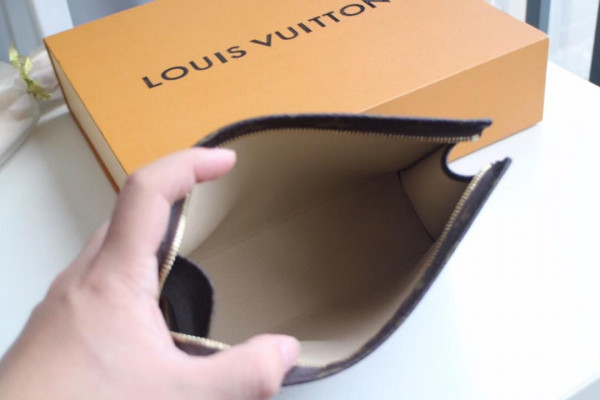 l0*is V*t0n toiletry pouch 19