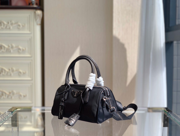 Pra*a re-edition 2005 nylon bag