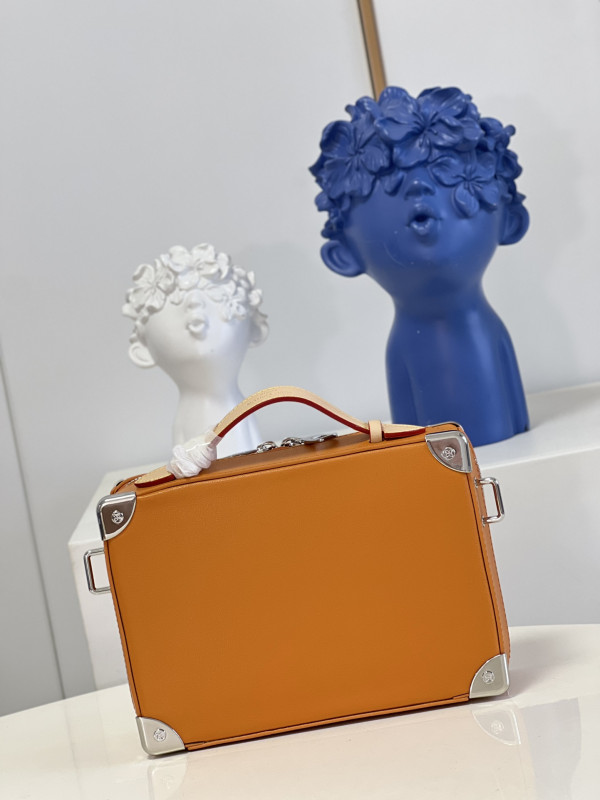 l0*is V*t0n handle soft trunk