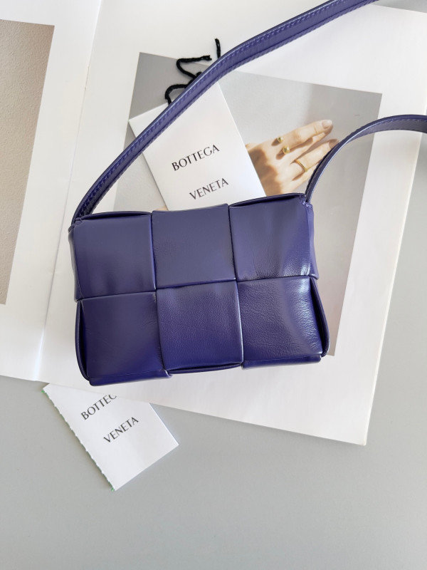 bo*te*ga Ve*ne*ta candy mini cassette-12*8*4cm