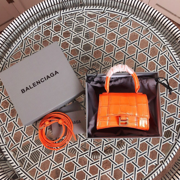 Ba*len*cia*ga hourglass