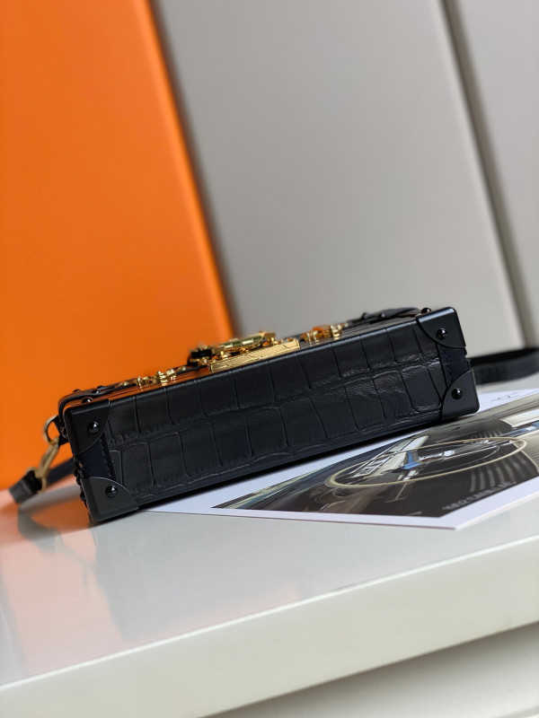 l0*is V*t0n petite malle