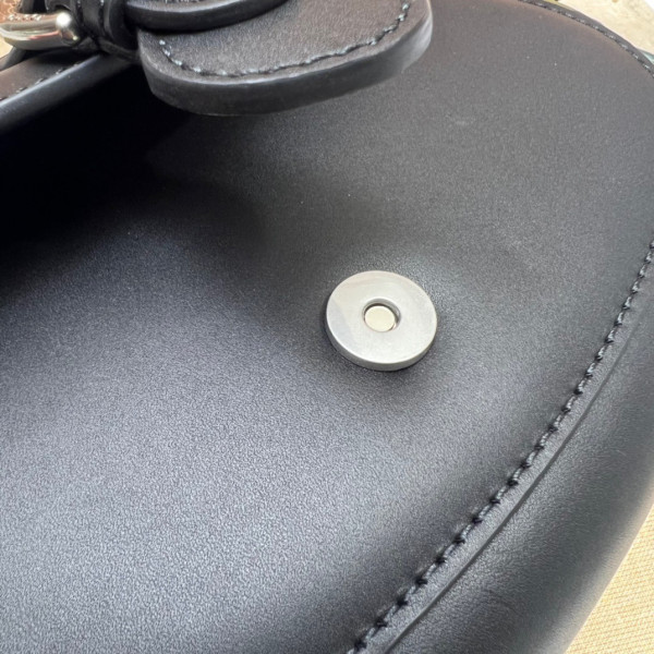 G*u*i small shoulder bag with logo