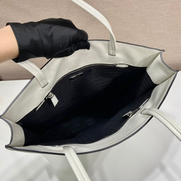 Pra*a leather tote bag