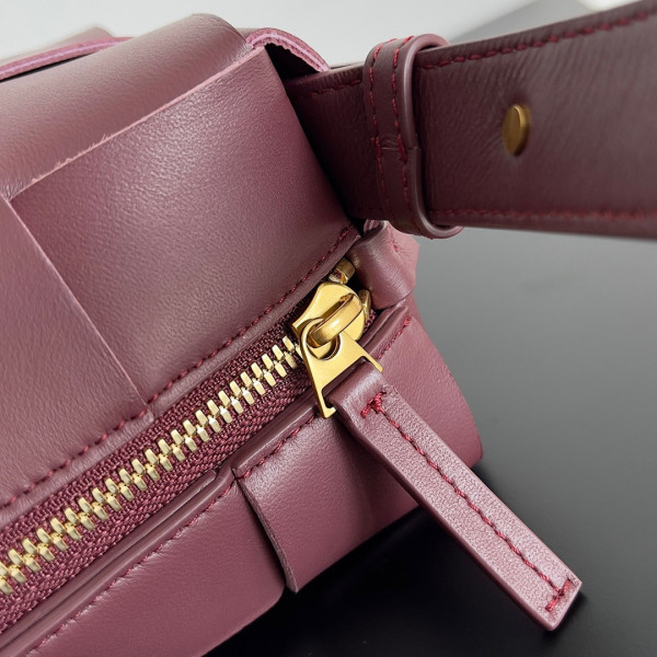 bo*te*ga Ve*ne*ta brick cassette