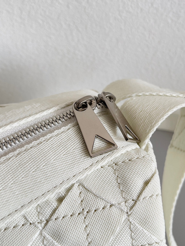 bo*te*ga Ve*ne*ta webbing