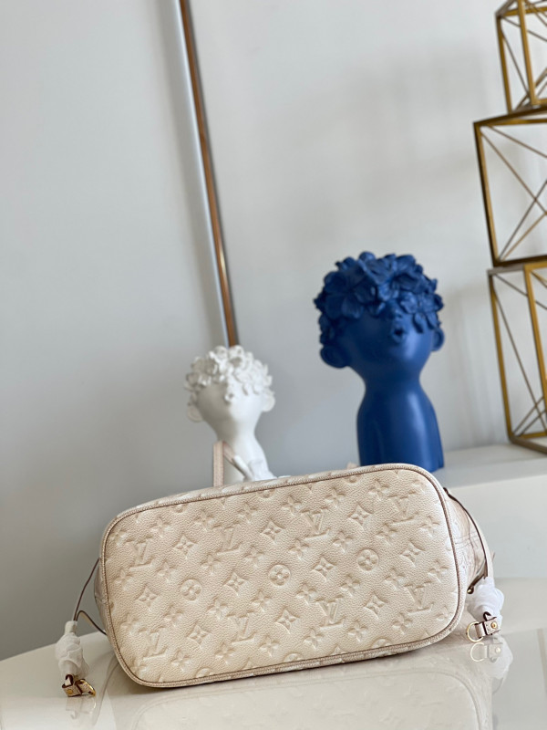 l0*is V*t0n neverfull mm