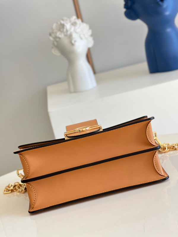 l0*is V*t0n dauphine mm