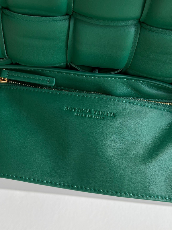 bo*te*ga Ve*ne*ta cassette