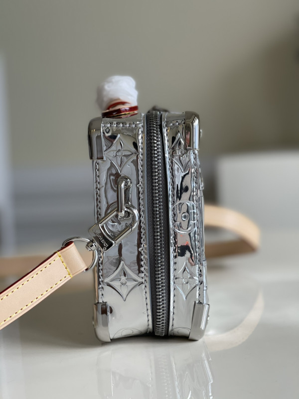 l0*is V*t0n handle trunk