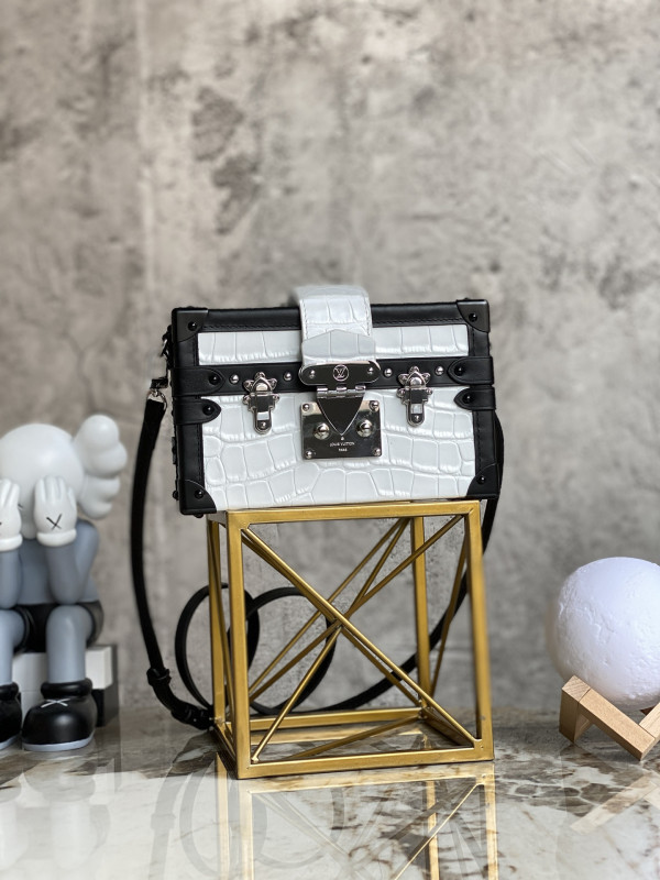 l0*is V*t0n petite malle