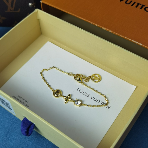 l0*is V*t0n bracelet