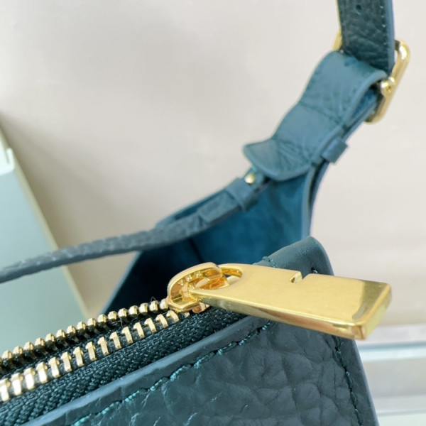 B**rry medium chess shoulder bag