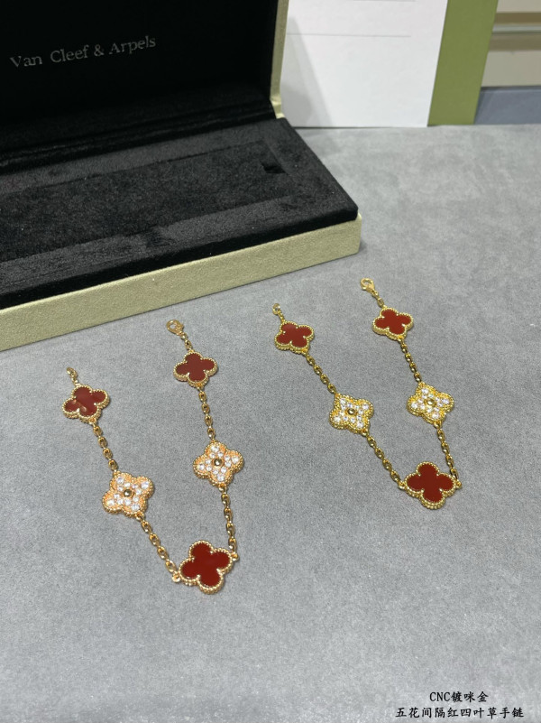 V*N CL*F&arpels perlée bracelet