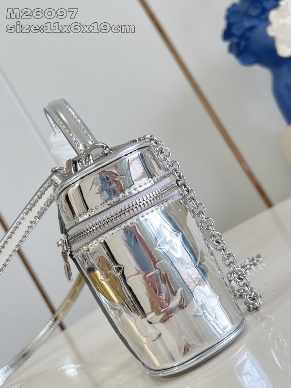 l0*is V*t0n vanity chain pouch-19 x 11.5 x 6.5 cm