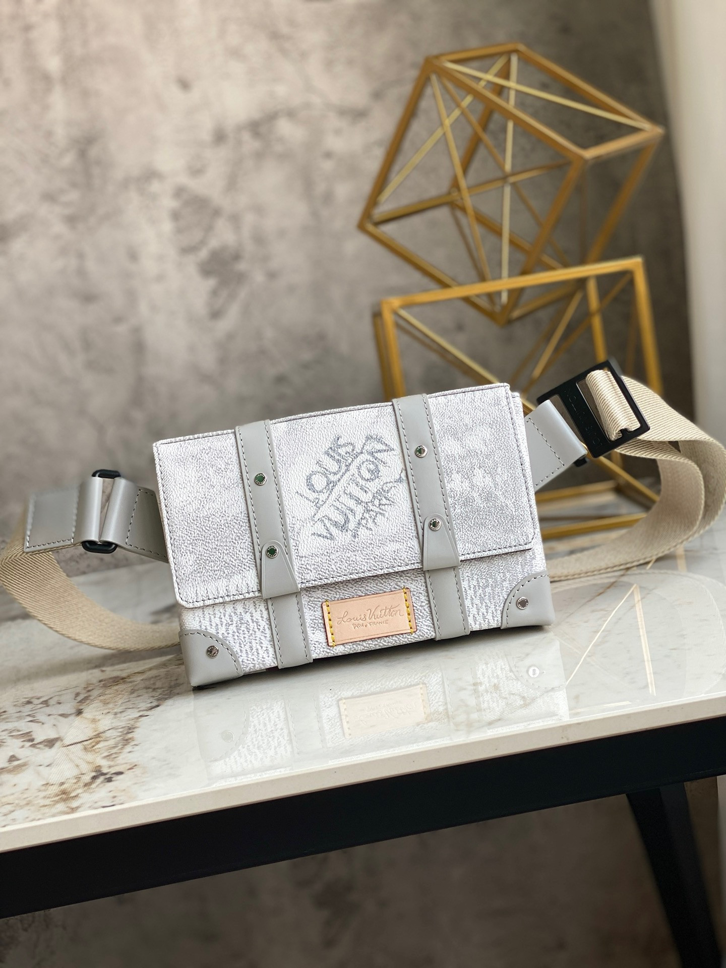 l0*is V*t0n trunk slingbag