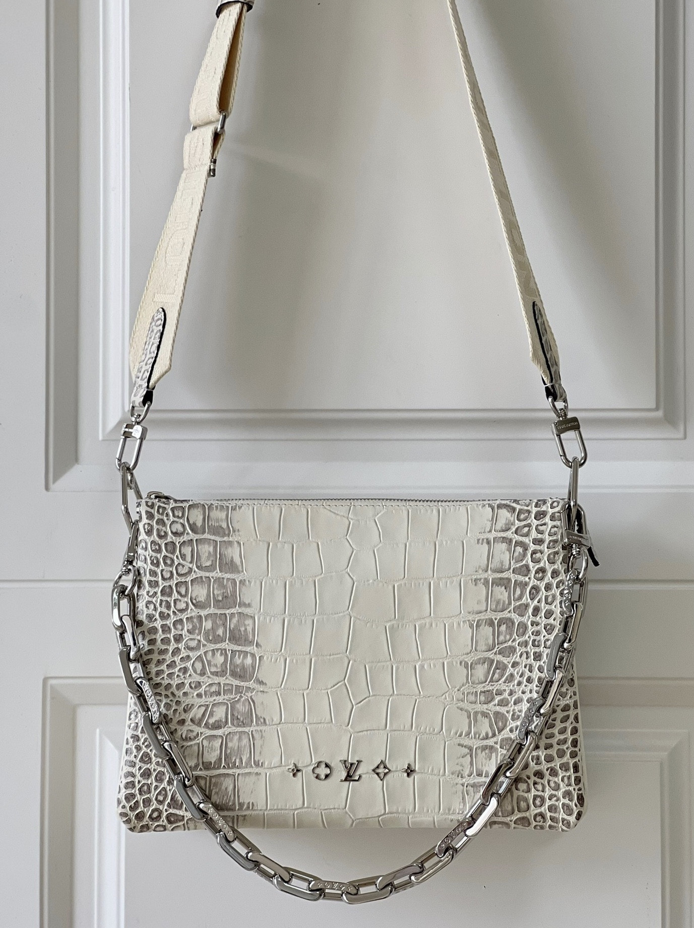 l0*is V*t0n coussin pm