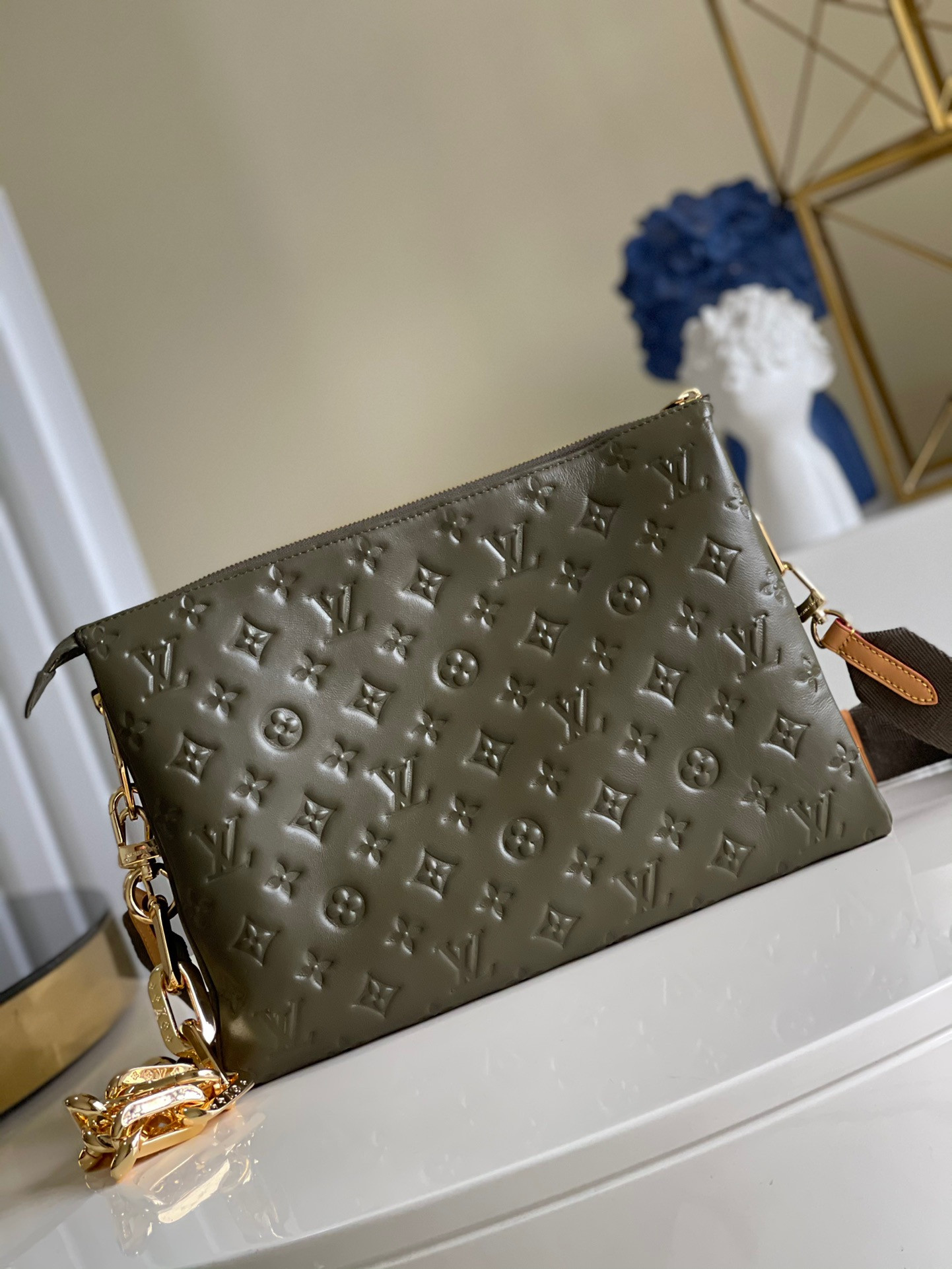 l0*is V*t0n coussin mm