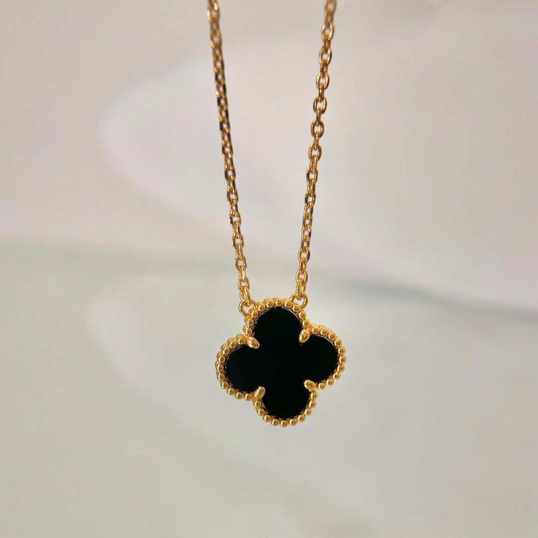 V*N CL*F & arpels  perlée necklace